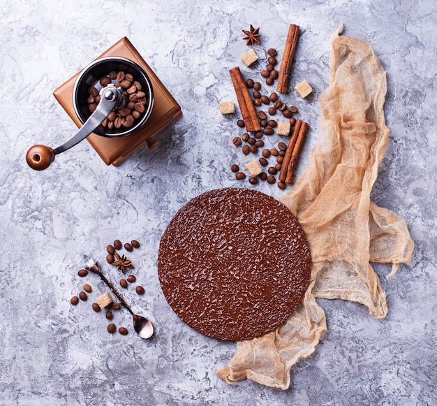 Fond de café créatif avec des haricots, du sucre et de la cannelle. Style Flatlay