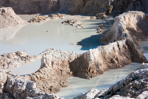 Le fond de la carrière d'argile blanche abandonnée