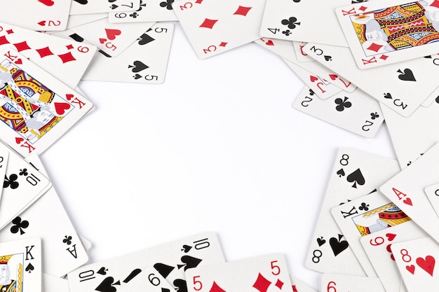 Fond de cartes de poker sur blanc