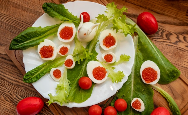 Fond de caviar rouge sur des tartelettes de surface en bois dsrk avec du caviar rouge