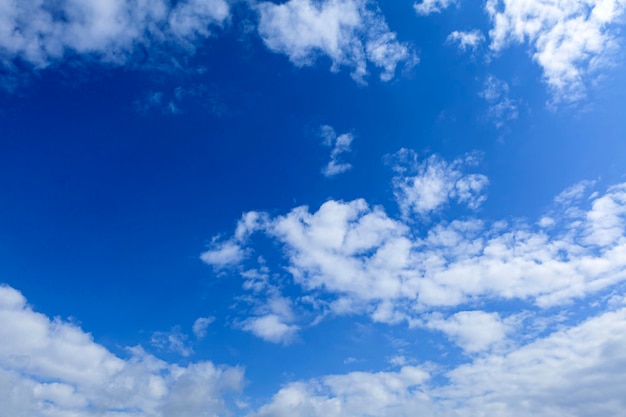 Un fond céleste de cumulus