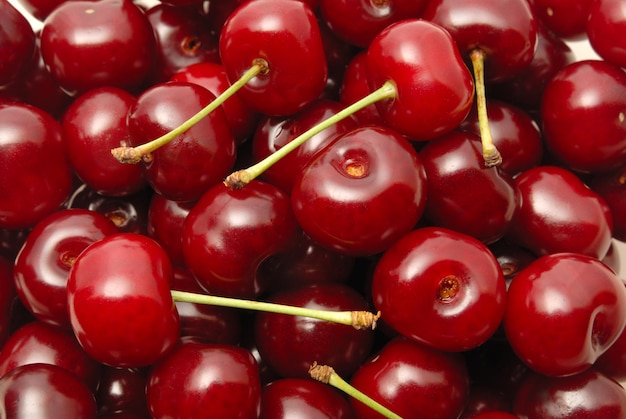 Fond d'une cerise rouge avec des vapeurs de fruits verts