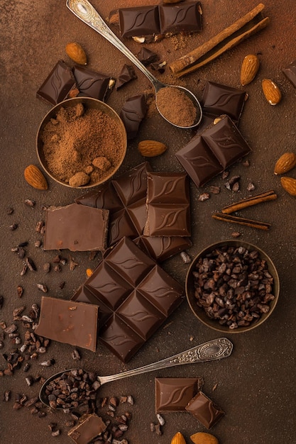 Fond de chocolat avec des morceaux de chocolat pépites de chocolat cacao noix