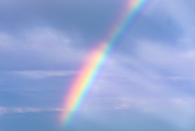 Fond de ciel avec arc-en-ciel après la tempête