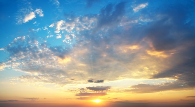 Fond de ciel au coucher du soleil