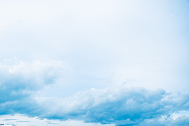 Fond de ciel de beaux nuages blancs fluffys avec fond de ciel bleu