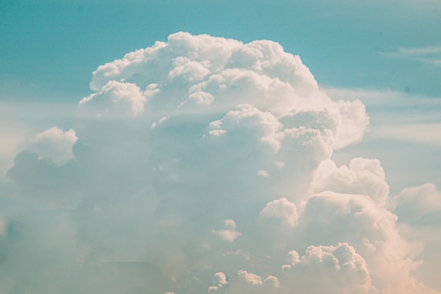 Fond de ciel de beaux nuages duveteux blancs