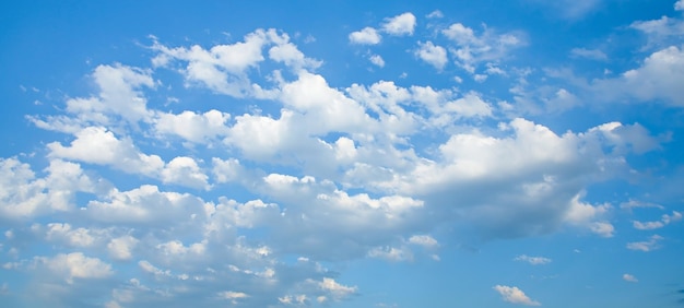 fond de ciel bleu avec bannière de nuages blancs