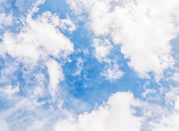 Photo fond de ciel bleu beau ciel avec fond de nuages blancs