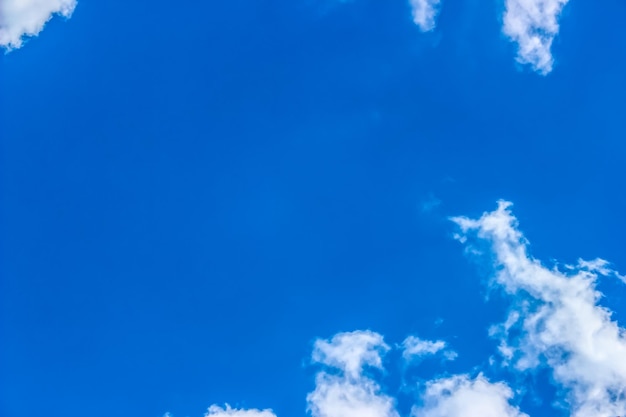 Photo fond de ciel bleu avec de beaux nuages blancs