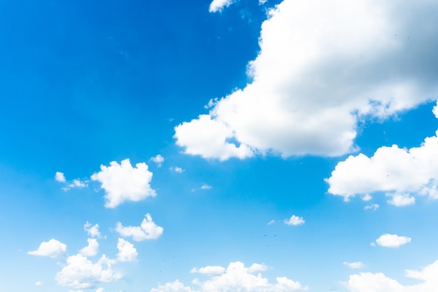 Fond de ciel bleu avec de beaux nuages