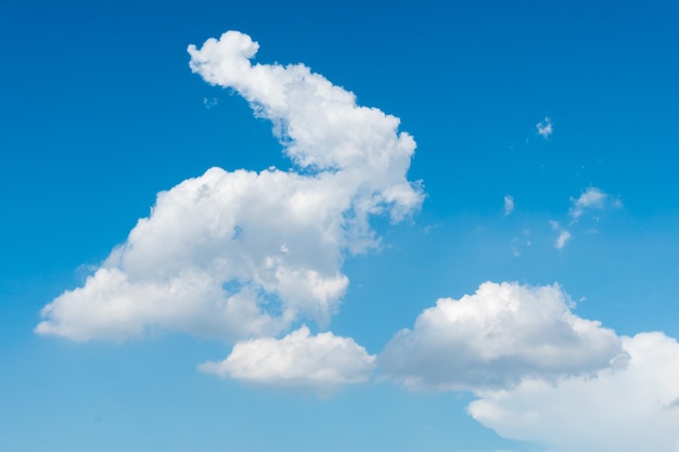 Fond de ciel bleu avec de beaux nuages