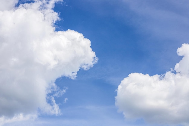 Fond de ciel bleu Ciel bleu avec des nuages se bouchent