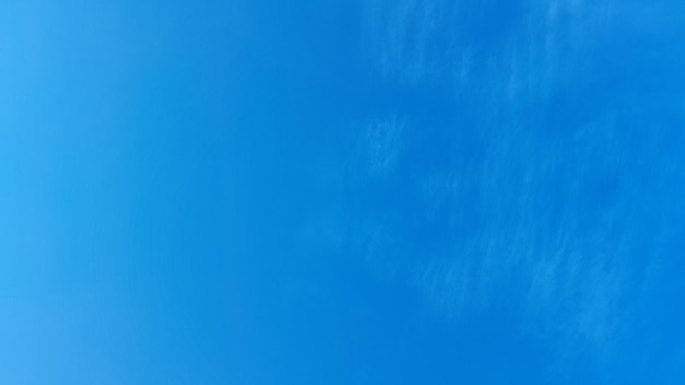Fond de ciel bleu clair. Notion naturelle.