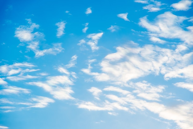 Fond de ciel bleu ensoleillé naturel avec de beaux cumulus blancs gonflés et des cirrus moelleux