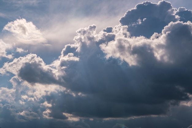 Fond de ciel bleu avec de grands nuages à rayures blanches panorama du ciel bleu peut être utilisé pour le remplacement du ciel