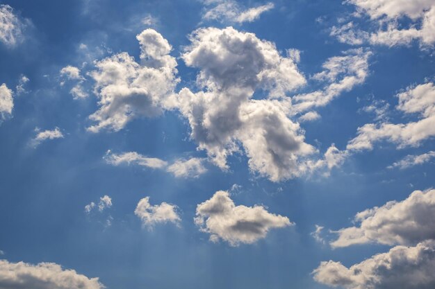 Fond de ciel bleu avec de gros petits nuages rayés stratus cirrus avant la tempête