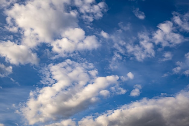 Fond de ciel bleu avec de gros petits nuages rayés stratus cirrus avant la tempête