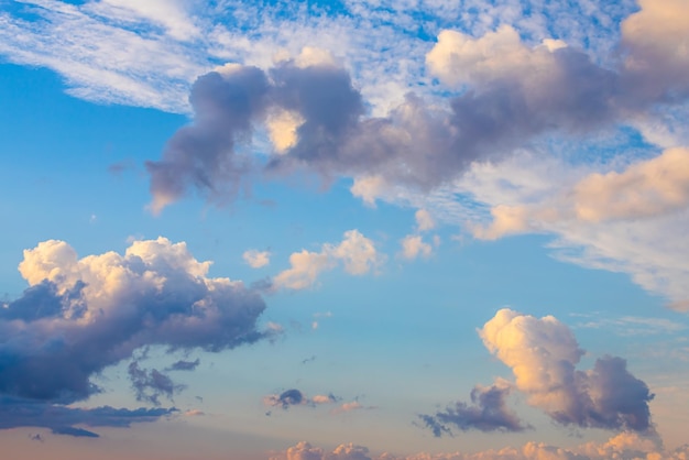 Fond de ciel bleu avec de minuscules nuages au coucher du soleil en été