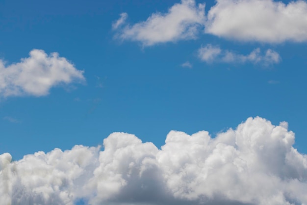 Fond de ciel bleu avec de minuscules nuages Ciel coloré cinématographique avec des nuages