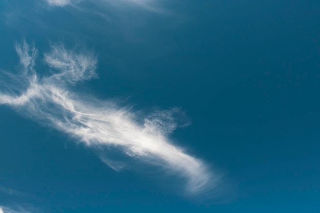 Fond de ciel bleu avec de minuscules nuages - Ciel coloré cinématographique avec des nuages