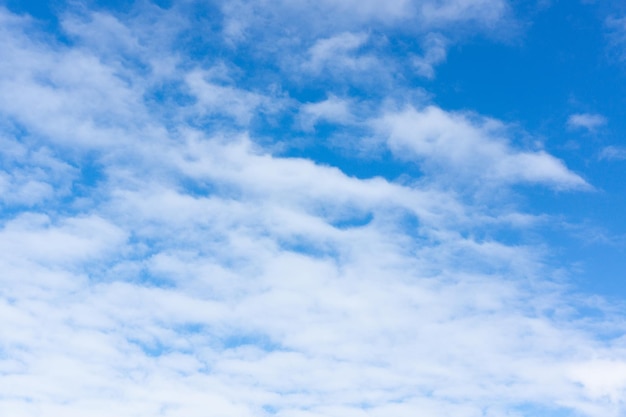 Fond de ciel bleu avec de minuscules nuages nuage sur ciel bleu