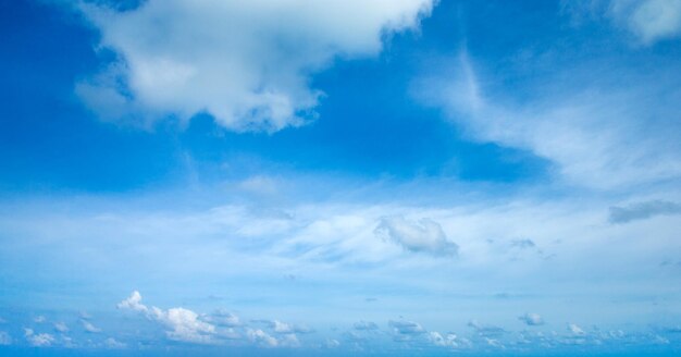 Fond de ciel bleu avec de minuscules nuages nuages dans le ciel bleu