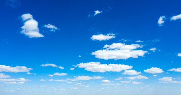 Fond de ciel bleu avec de minuscules nuages. nuages duveteux dans le ciel. Ciel d'été de fond