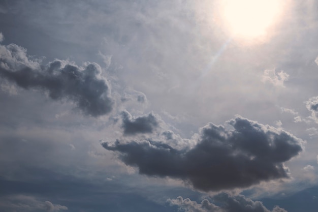 Fond de ciel bleu avec de minuscules nuages