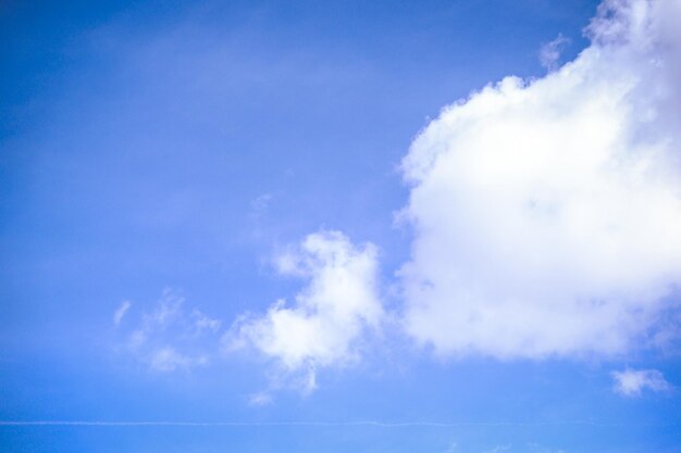 fond de ciel bleu avec de minuscules nuages