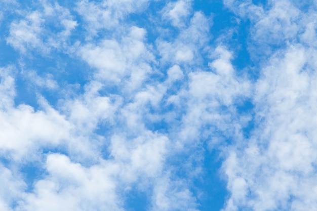 fond de ciel bleu avec de minuscules nuages