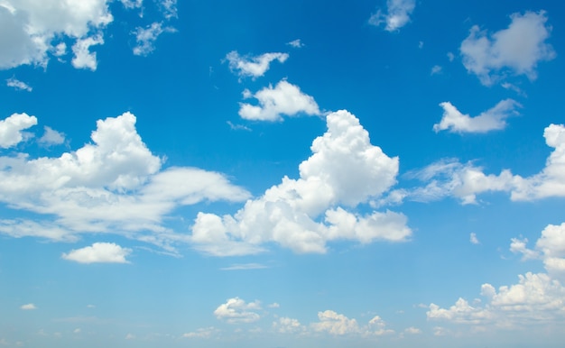 Fond de ciel bleu avec de minuscules nuages