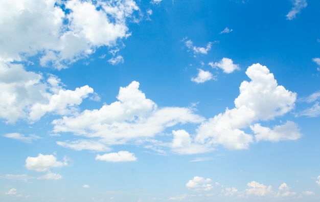 Photo fond de ciel bleu avec de minuscules nuages