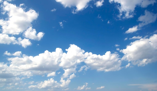 fond de ciel bleu avec de minuscules nuages