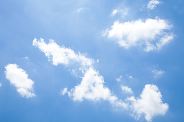 fond de ciel bleu avec de minuscules nuages