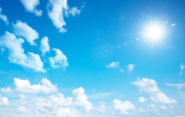 Fond de ciel bleu avec de minuscules nuages