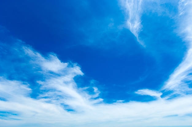 Fond de ciel bleu avec de minuscules nuages