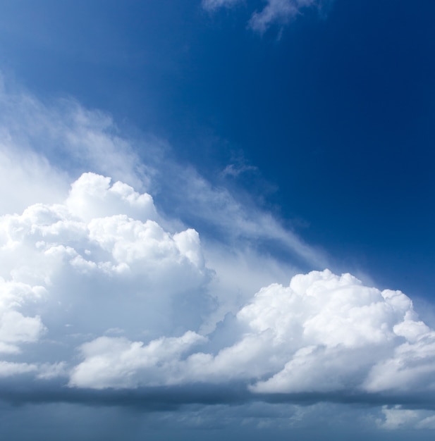 Fond de ciel bleu avec de minuscules nuages