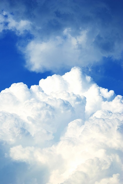 Fond de ciel bleu avec de minuscules nuages