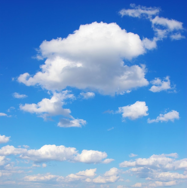 Fond de ciel bleu avec de minuscules nuages