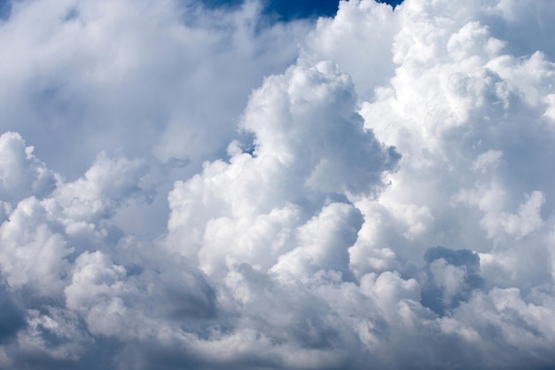 fond de ciel bleu avec de minuscules nuages