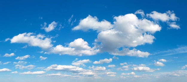 fond de ciel bleu avec de minuscules nuages