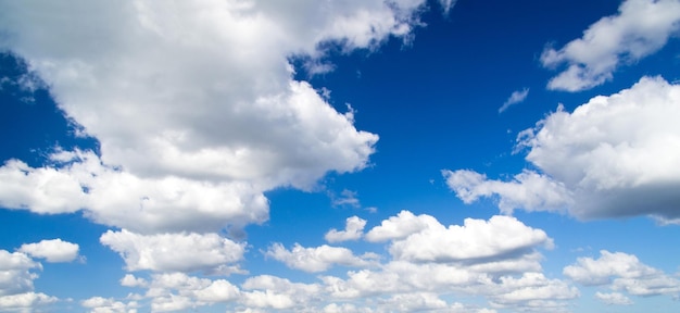 fond de ciel bleu avec de minuscules nuages