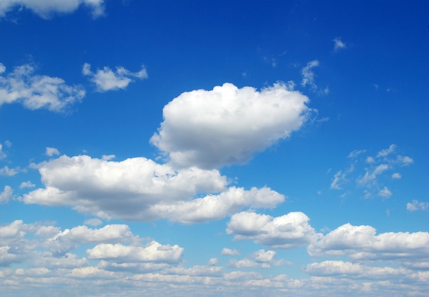 fond de ciel bleu avec de minuscules nuages