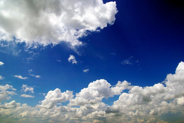 fond de ciel bleu avec de minuscules nuages