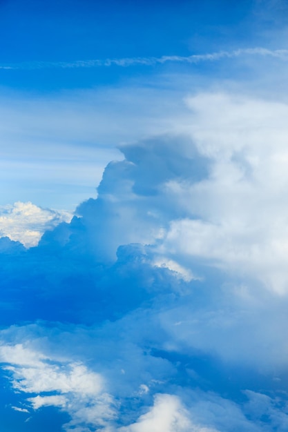 fond de ciel bleu avec de minuscules nuages