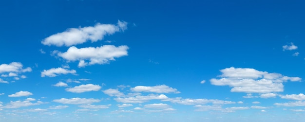 fond de ciel bleu avec de minuscules nuages