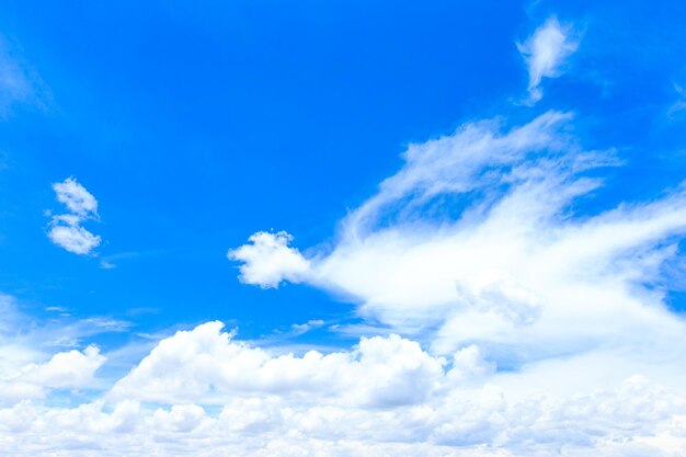 fond de ciel bleu avec de minuscules nuages