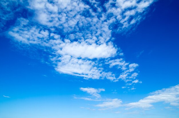 fond de ciel bleu avec de minuscules nuages