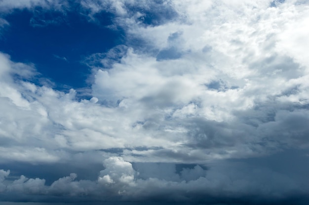 fond de ciel bleu avec de minuscules nuages